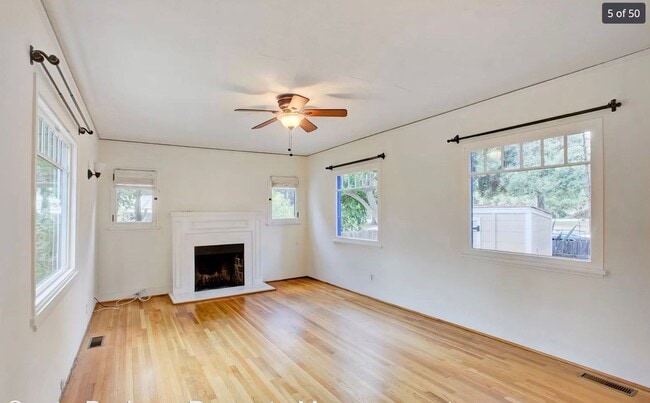 Building Photo - Charming 3 bed / 2 bath Home Across from Oak Park!