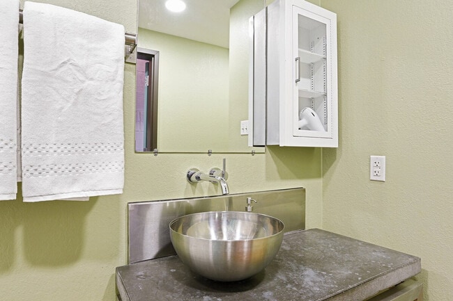 Building Photo - 1041 Constance St