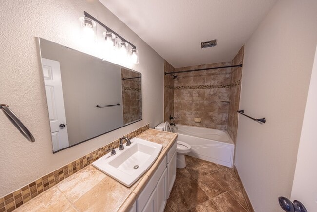 Building Photo - 5 bedroom home in Orchards - RV Parking - Central Air