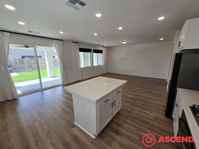 Building Photo - 15811 Santa Clara Ct