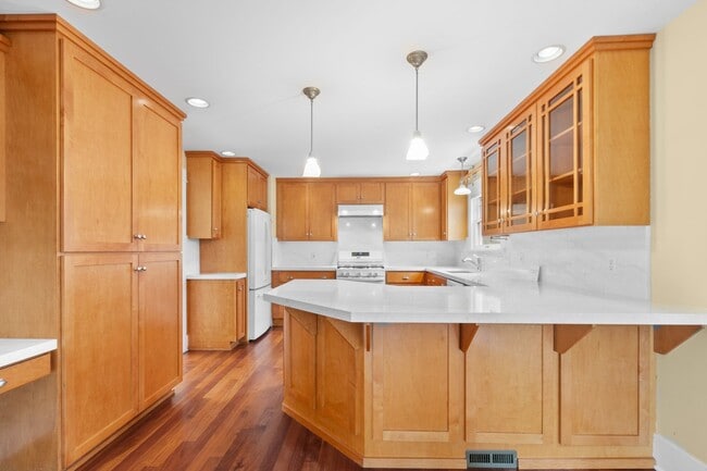 Building Photo - 5Bd/2Ba Seattle Home