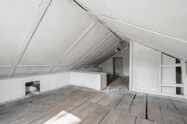 Building Photo - Stylish 2BR with Modern Upgrades
