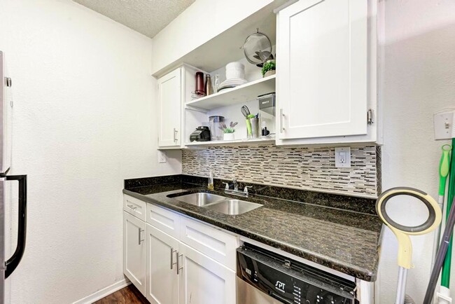 Building Photo - Amazing 1 bedroom off Manor rd.  Central A...