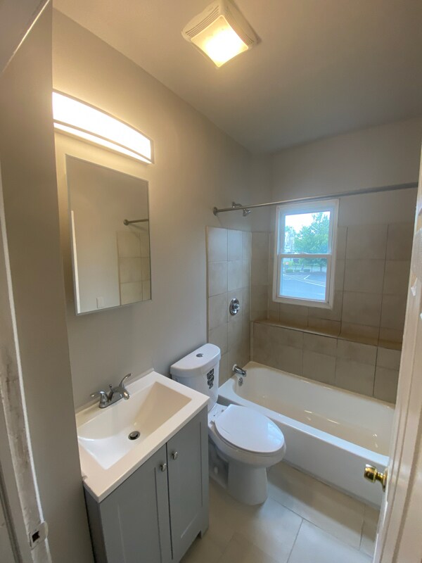 Building Photo - 445 Albany Ave