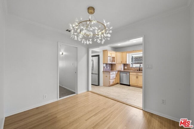 Building Photo - 923 W Orange Grove Ave
