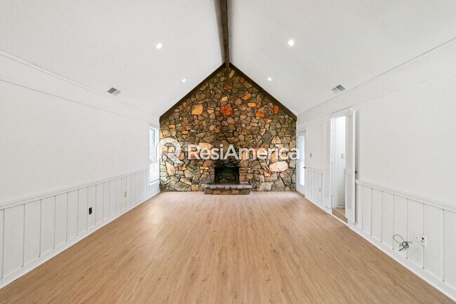 Building Photo - Newly Renovated 3/2 in a Quiet Neighborhood