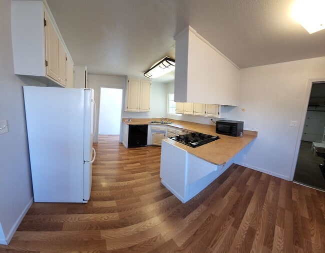 Building Photo - 4 bed 3 baths!  House ideally located close to campus, shopping, Bishop Peak