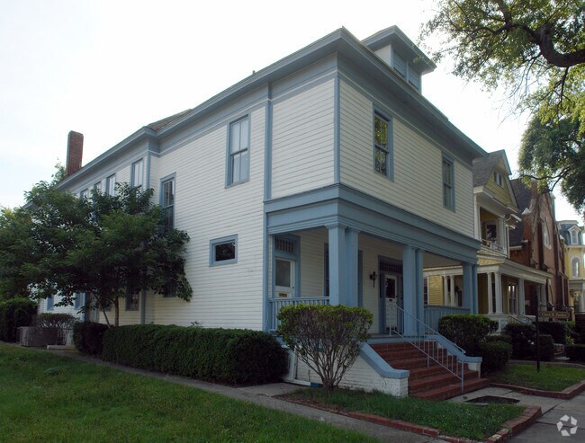 Building Photo - 563 Greene St