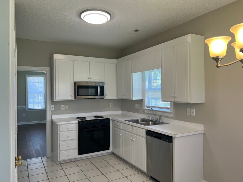 Building Photo - 3321 Whitlock Dr N