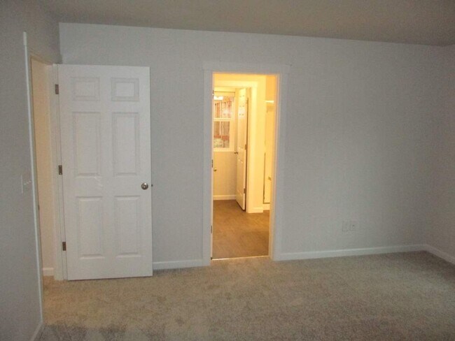 Building Photo - 3 Bedroom, 2.5 Bathroom Andasio Villiage H...