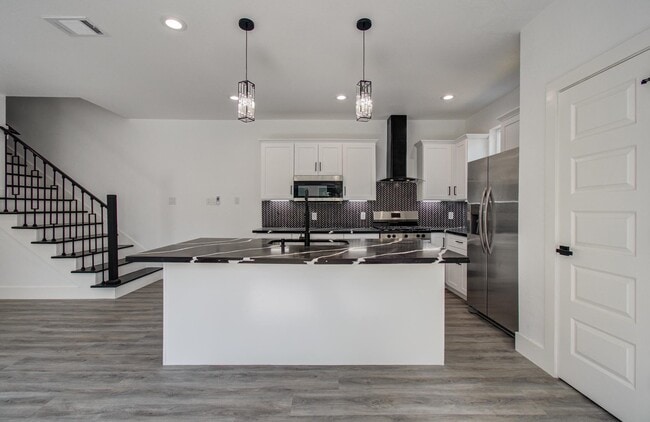 Building Photo - 6531 Rosemary Ln