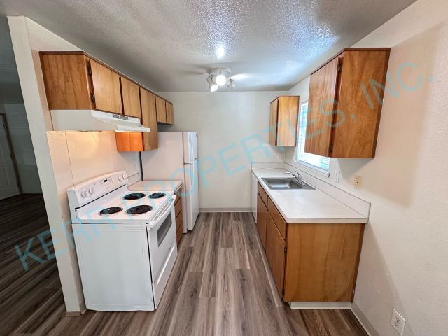 Building Photo - Charming 2-Bedroom Multiplex in Portland with Cozy 862 Sq Ft Layout - Perfect for Urban Living!