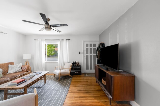 Building Photo - 3BD, 1BA Edgewater Home with Lard Back Yard and 2-Car Garage
