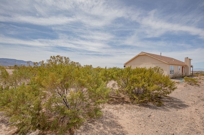 Building Photo - Home with Amazing Vews!