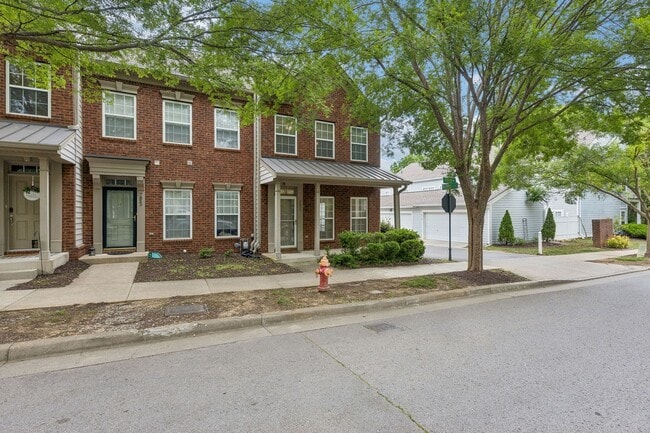 Building Photo - Beautifully maintained 3-bedroom, 2-bath townhome in Nashville’s highly desirable Lennox Village