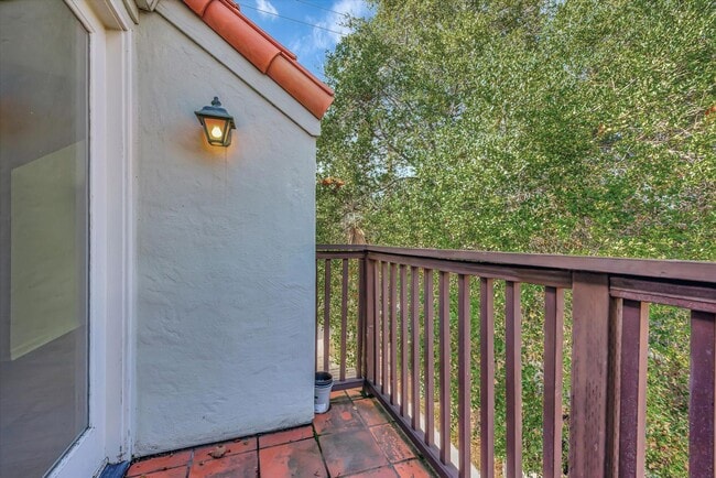 Building Photo - Spacious Townhome in Palo Alto