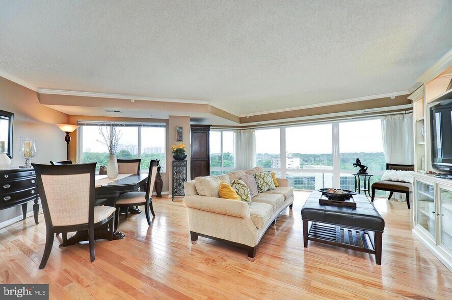 Primary Photo - 3101 N Hampton Dr