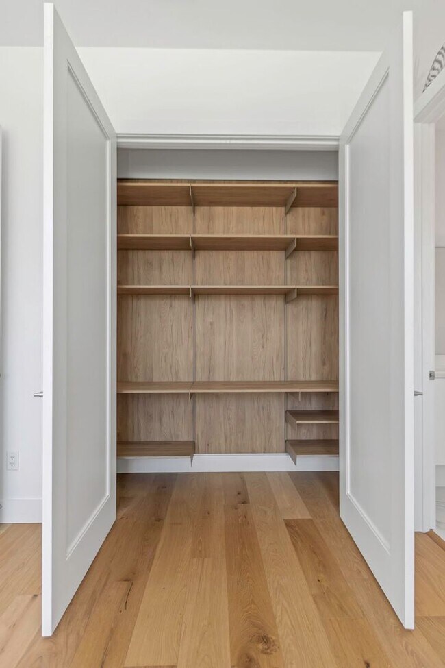 Building Photo - Stunning Custom Built Residence in the Exc...