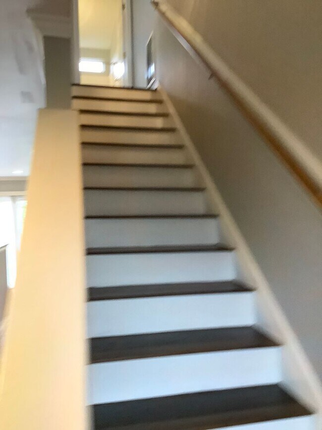 Building Photo - Bellevue - 3 bedrooms - 2 1/2 baths home