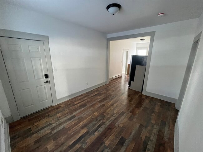 Building Photo - 40 Garnet St