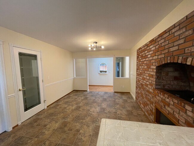 Building Photo - Great Shape Sunset West Single Family Home