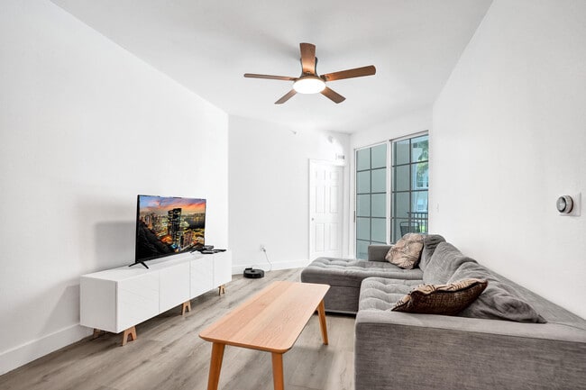 Building Photo - 533 NE 3rd Ave