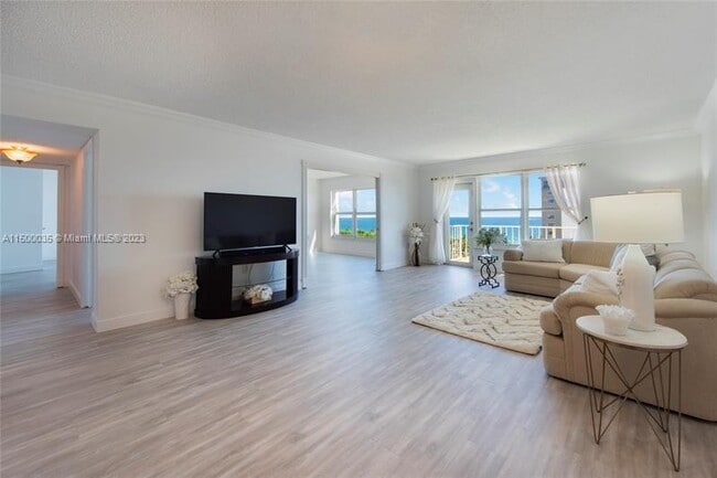 Building Photo - 3000 E Sunrise Blvd