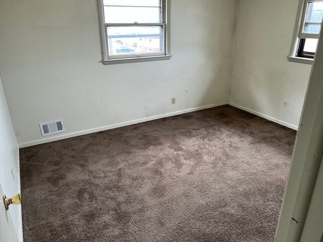 Building Photo - Waukesha 2BD (Near Carrol College)