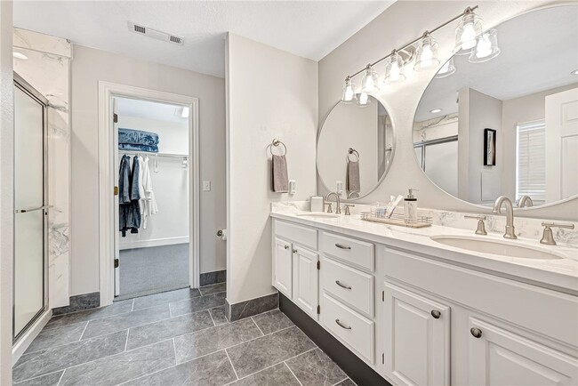 Building Photo - 701 SW Maidstone Ave