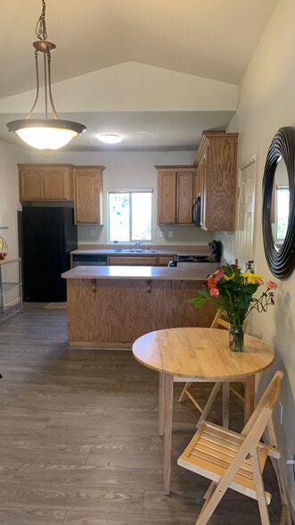 Building Photo - 412 N Cloverdale Blvd