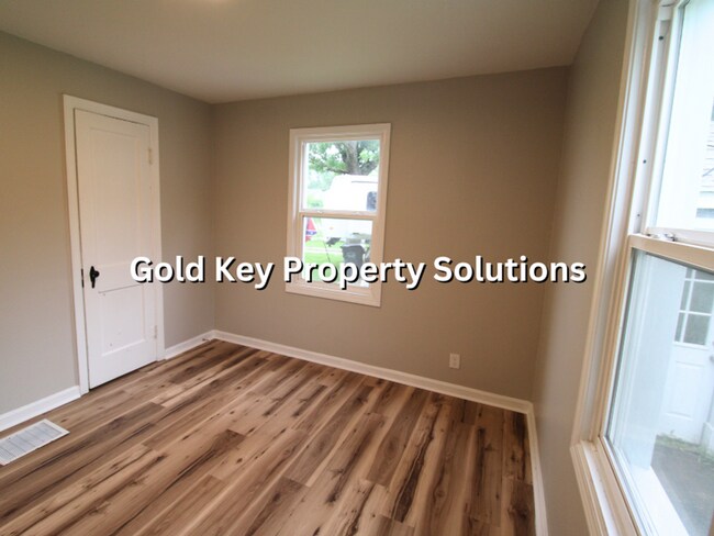 Building Photo - Updated 2 BR 1 BA House with Central Air and Garage (SECTION 8 APPROVED)