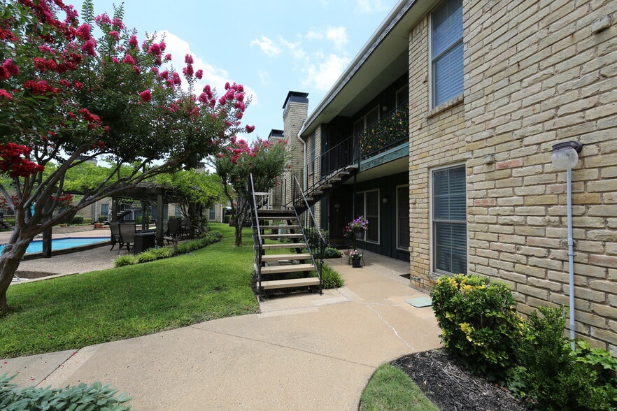 Building Photo - 7727 Meadow Park Dr