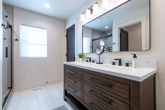 Building Photo - 690 Stone Peak Lp