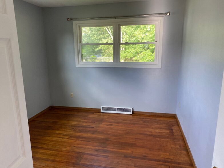 Building Photo - 4142 Sabin Dr