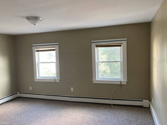 Building Photo - 3 br, 1 bath Triplex - 24 Mount Globe Stre...