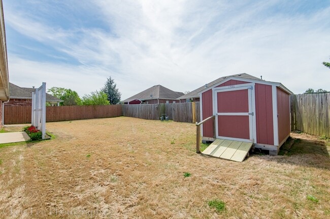 Building Photo - Large 3 Bedroom Home in Perfect Condition! Great Location!