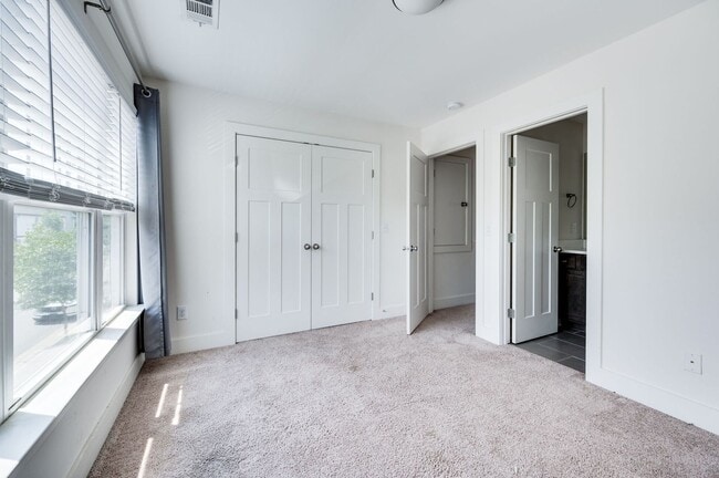 Building Photo - Beautiful 2BE/2.5BA townhouse located in the very desirable Nations!