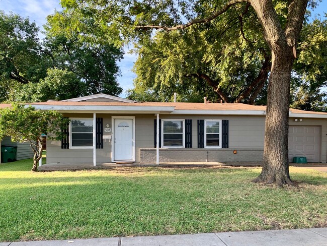 Primary Photo - 5853 Holloway St