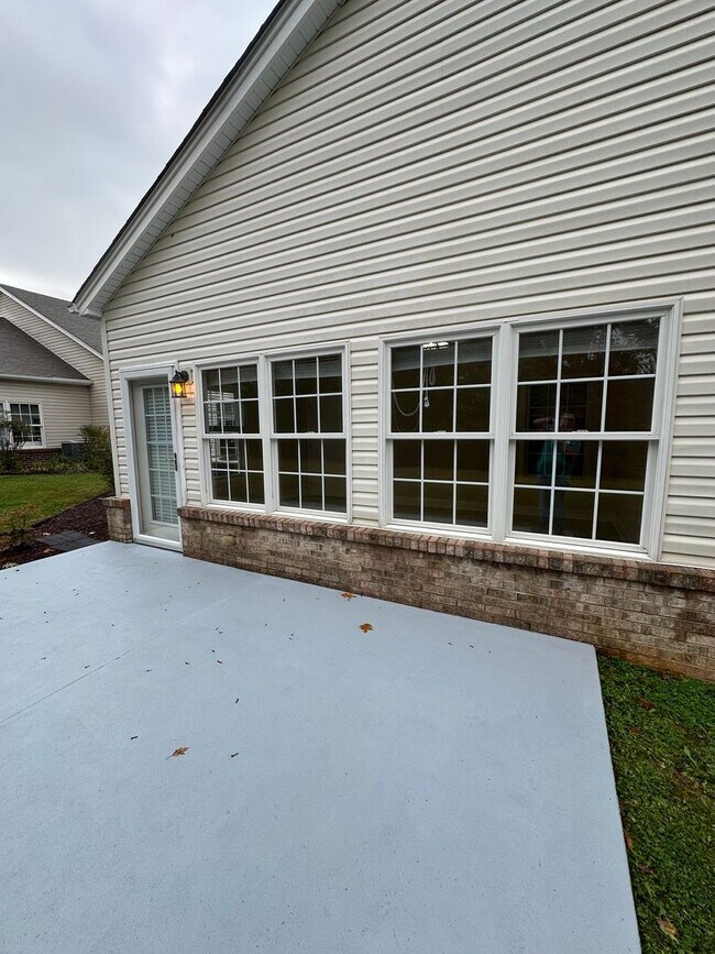 Building Photo - 3 Bedroom / 2 Bath Brick Home Kingsport, TN