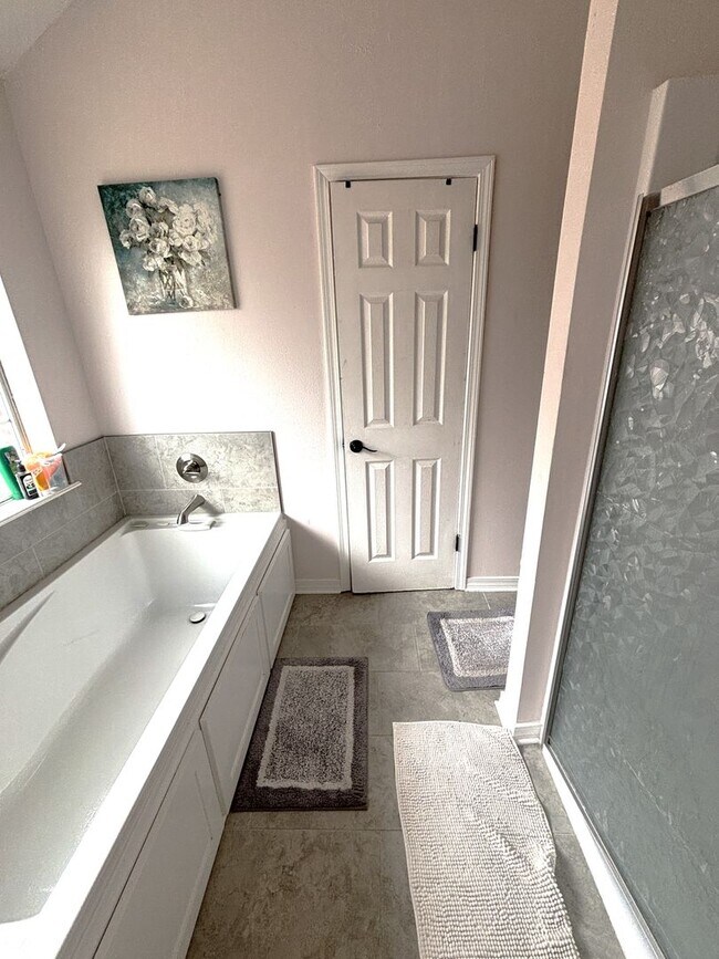 Building Photo - 4 BEDROOM ONLY 7 MILES FROM BARKSDALE AIR FORCE BASE