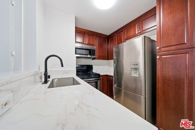 Building Photo - 5530 Owensmouth Ave