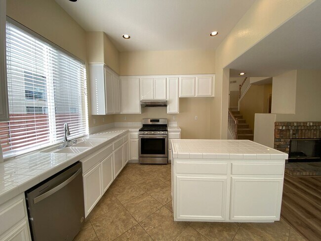 Building Photo - Beautiful Spacious 3BR/2.5BA Located in the Ivey Glenn Community!!