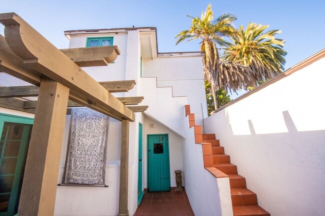 Building Photo - Windansea Spanish Charmer!