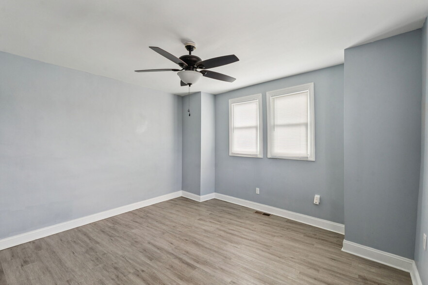 Bedroom - 2537 E Ann St