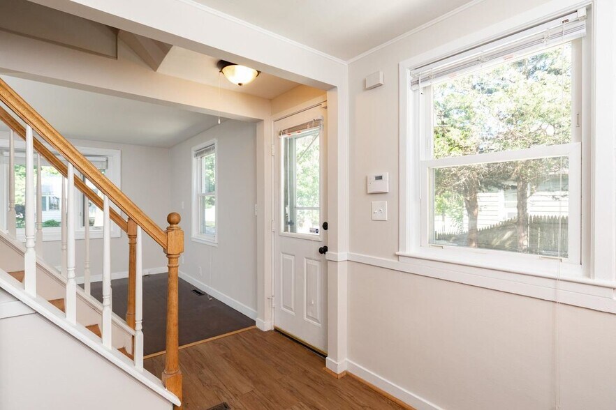 Building Photo - 400 Colonial Dr