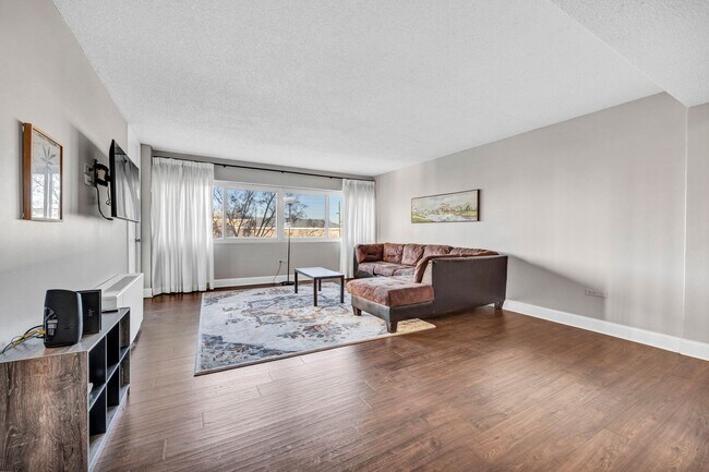 Building Photo - 2 Bedroom 1 Bathroom with Washer/Dryer