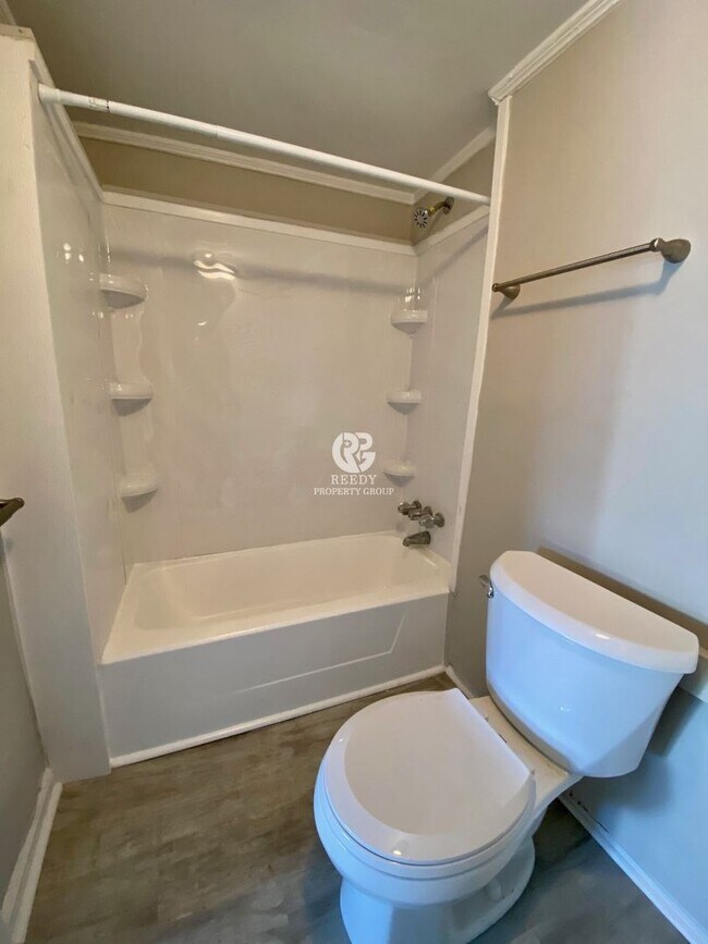 Building Photo - Remodeled 2 bedroom / 1 bathroom home available now!