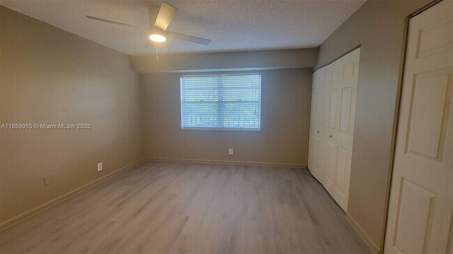 Building Photo - 3300 W Rolling Hills Cir