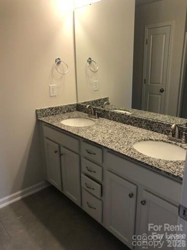 Building Photo - 3 bedroom townhome available now!