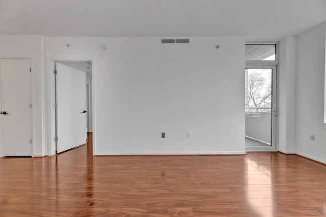 Building Photo - 1-month FREE RENT!! Modern 1-Bed Condo in ...